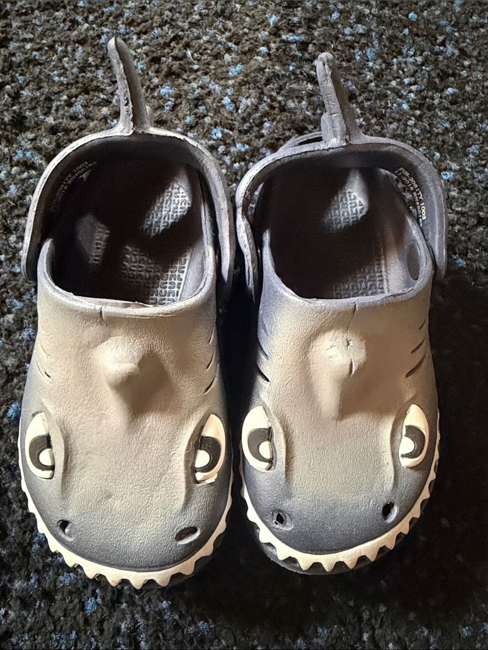 Capelli of New York Kids Shark Clogs in Gray and White